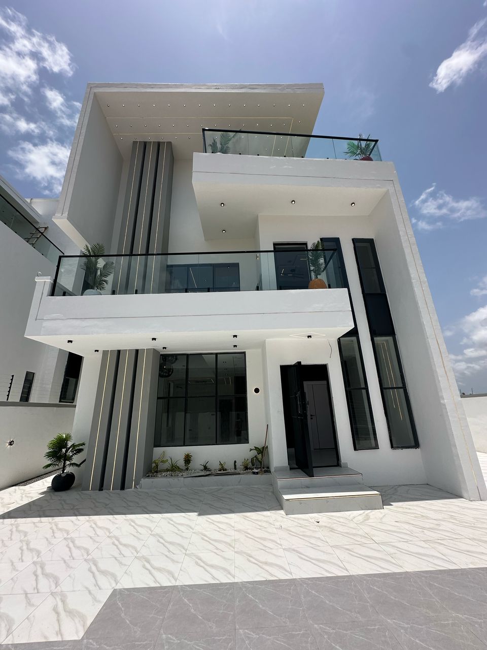  5 Bedroom Detached Apartment with BQ @ Ajah. LARGE COMPOUND 